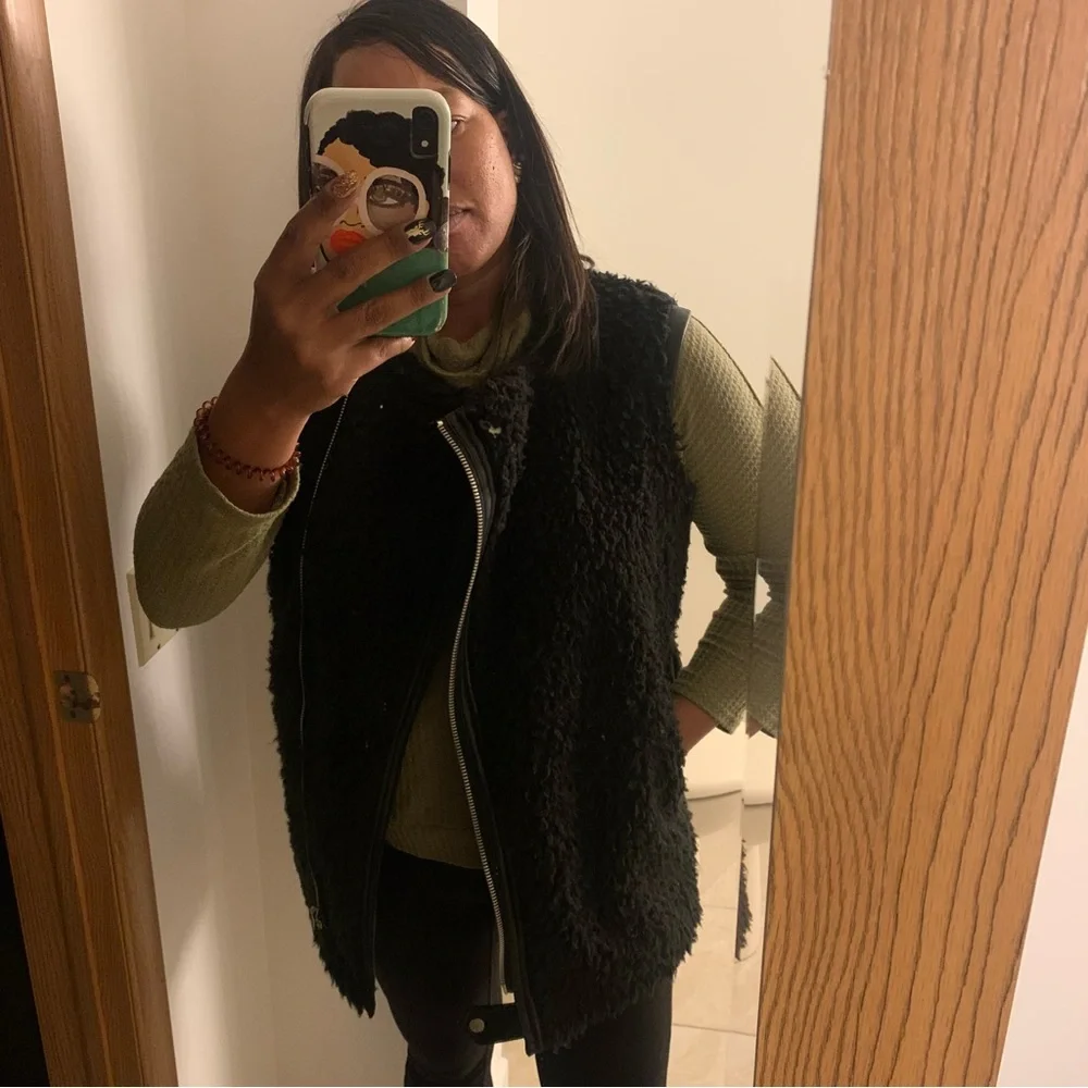 Zara Fuzzy Vest - Picture 2 of 8